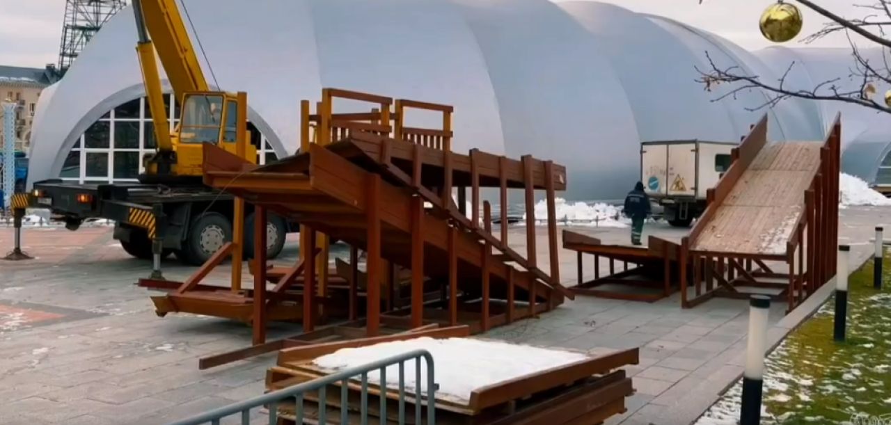 В Белгороде на площади собирают горку