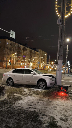 В центре Белгорода машина сбила светофор