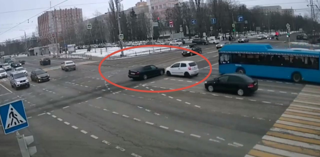 Камера запечатлела момент столкновения машин на пересечении Студенческой и Богданки