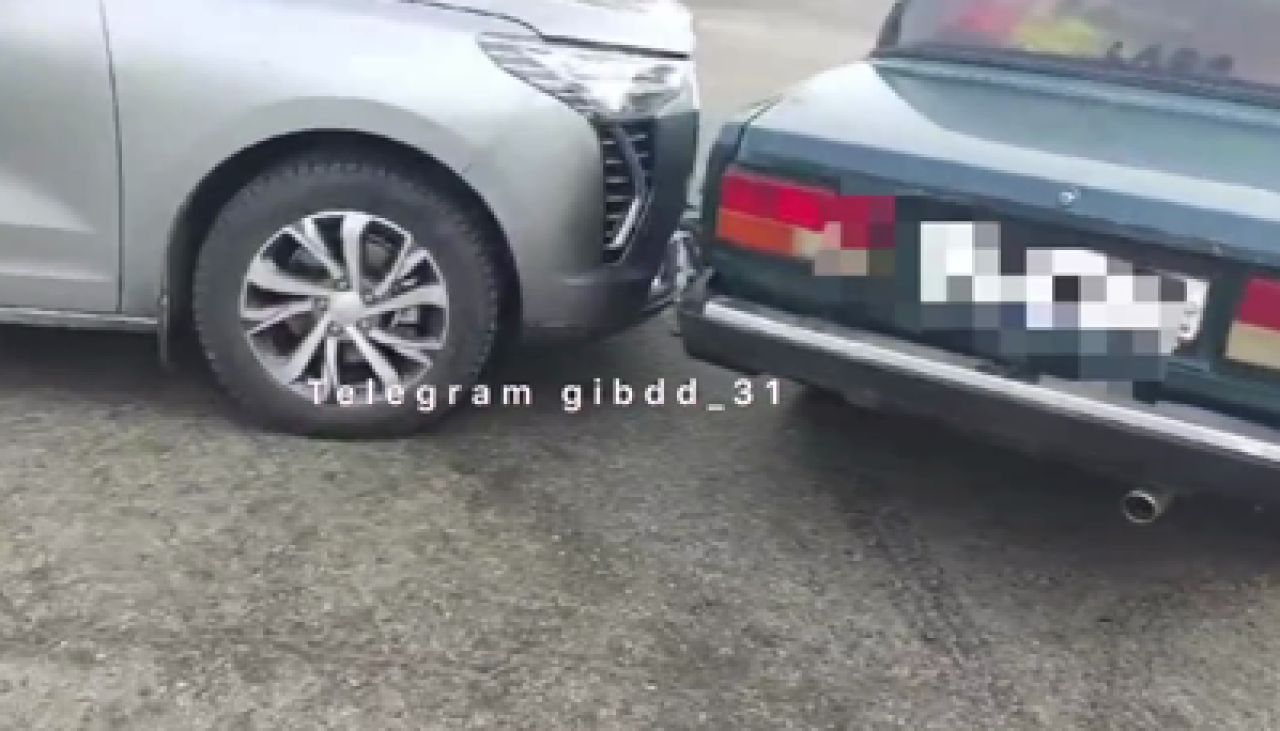 В Старом Осколе отечественная легковушка влетела в китайский кроссовер с женщиной