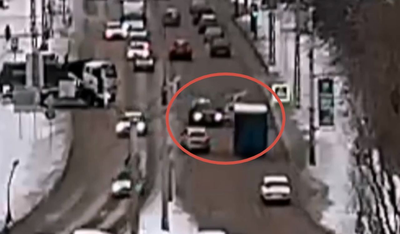 Камера зафиксировала момент столкновения трех машин на Волчанской