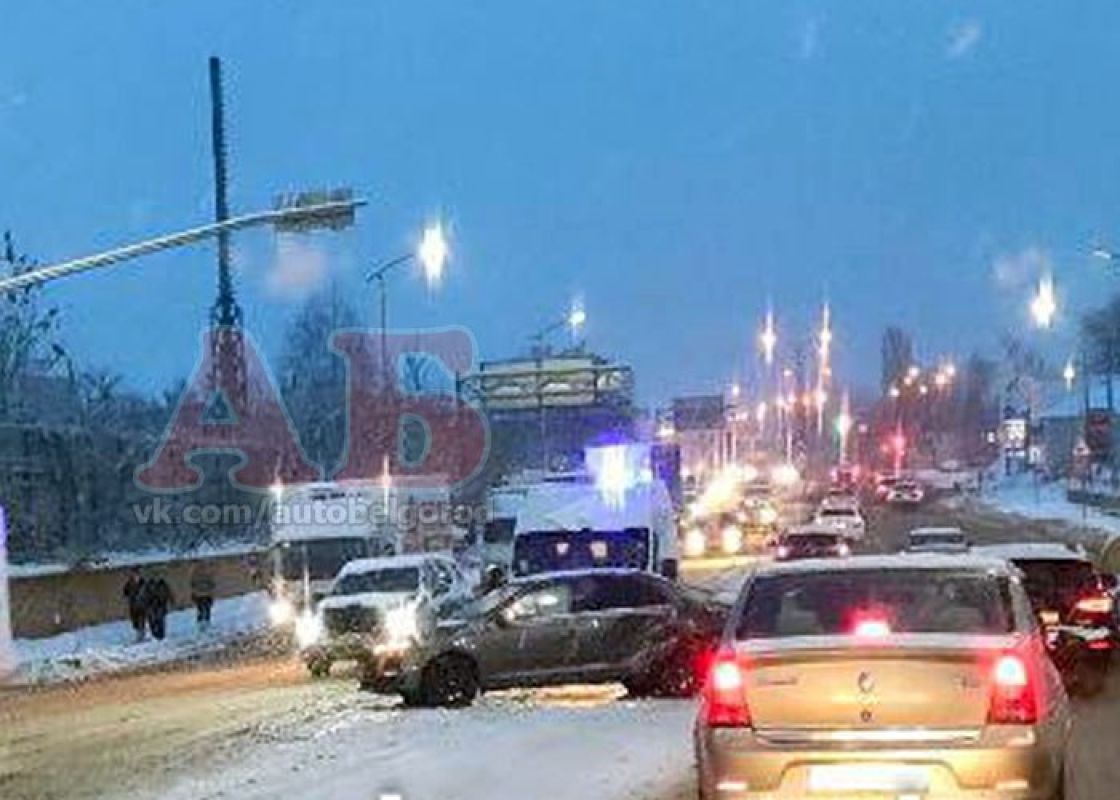 В Белгороде авария частично парализовала развязку на Чичерина