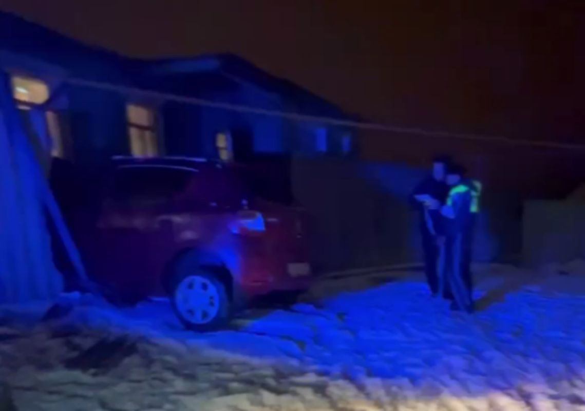 В Красной Яруге машина влетела в жилой дом