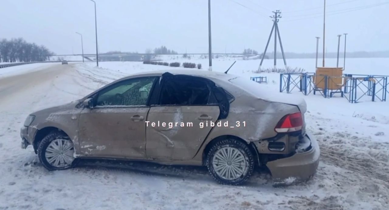 В Белгородской области иномарка влетела в&nbsp;дорожный знак — пострадала девушка