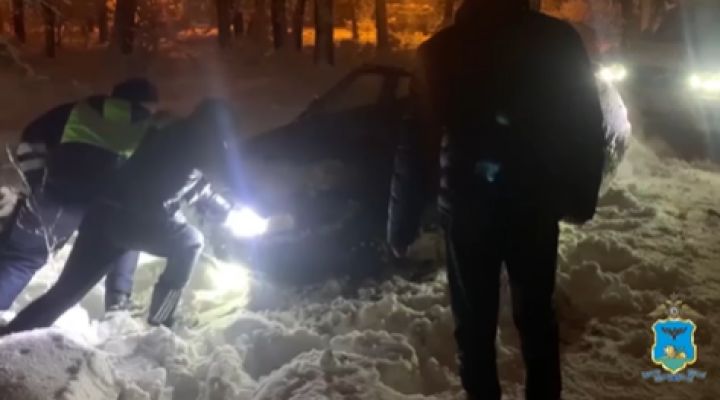 Белгородские полицейские спасли из снежного плена женщину с двумя детьми 