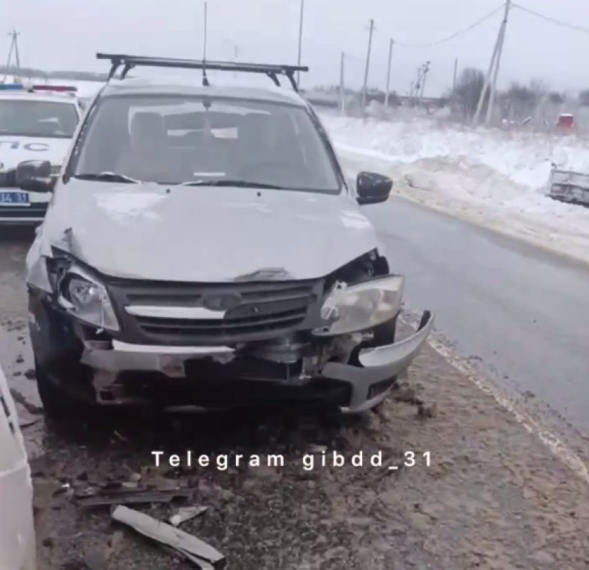 В Белгородской области 80-летний водитель влетел в стоящую машину