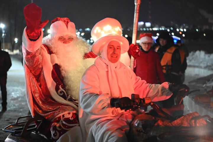 Дед Мороз и Снегурочка примчались в парк «Берега» на квадроциклах