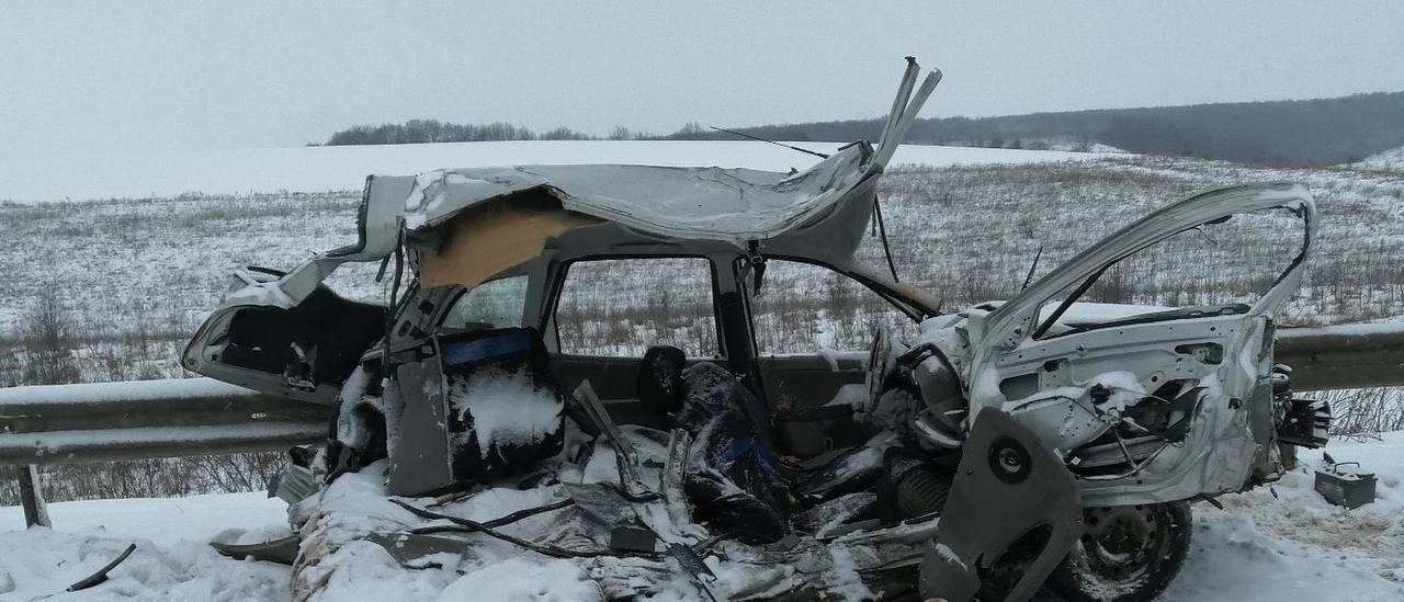 В Белгородской области мужчина и женщина погибли в жутком ДТП с КамАЗом