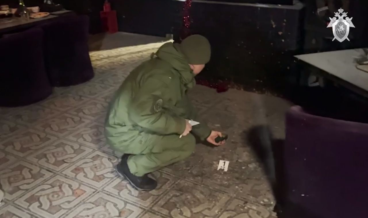 <p>Следователи работают на месте происшествия</p>