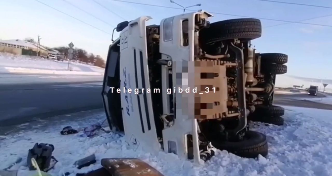 В Старом Осколе перевернулся КамАЗ
