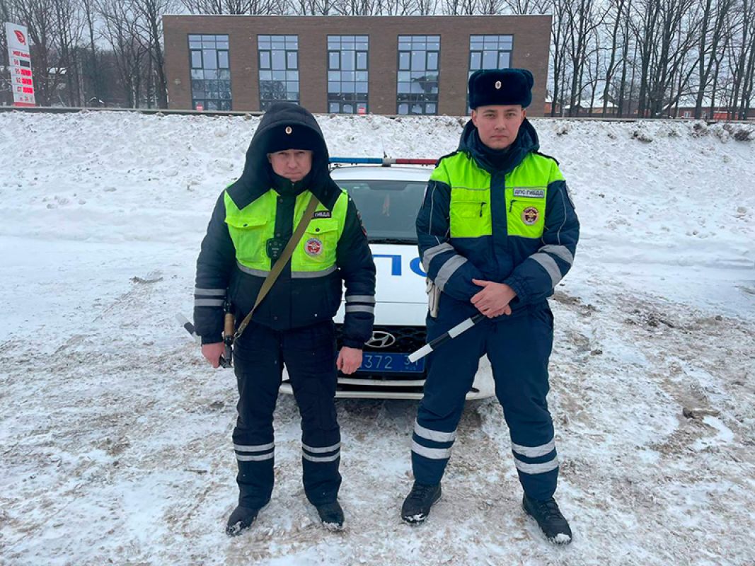 В Белгородской области ГАИшники помогли водителю большегруза с двумя пробитыми колесами