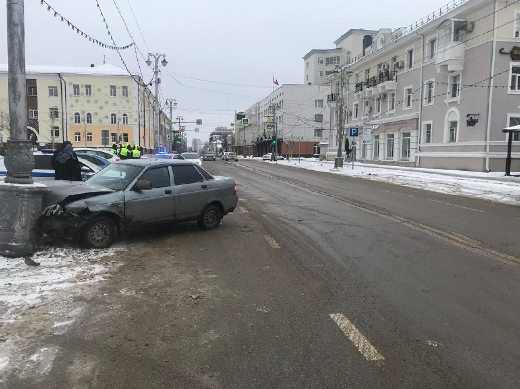 В центре Белгорода легковушка влетела в столб