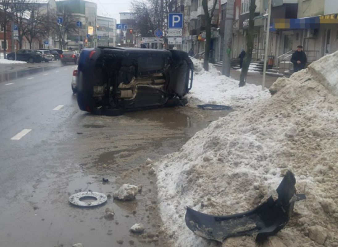 В центре Белгорода иномарка влетела в снежную насыпь и перевернулась