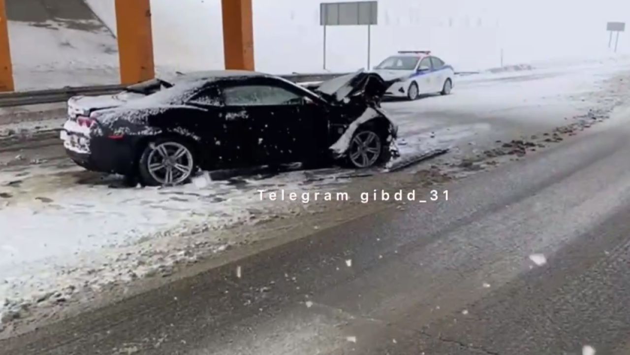 Под Белгородом иномарка влетела в трубу с песком, дорожный знак и бордюр