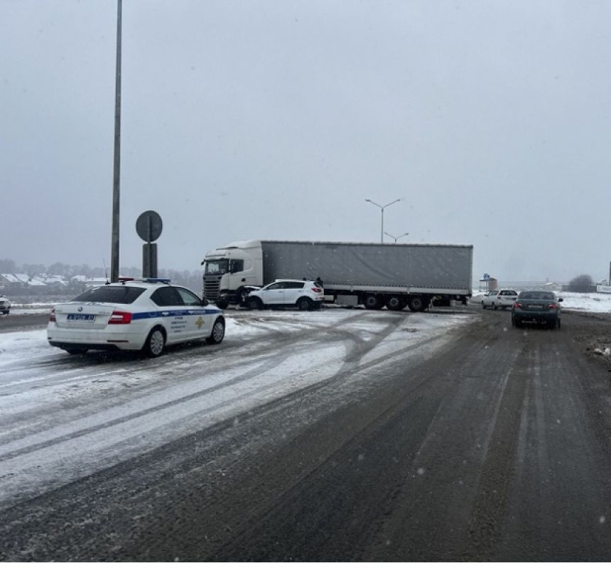Под Белгородом мужчина, девушка и девочка пострадали в аварии с фурой