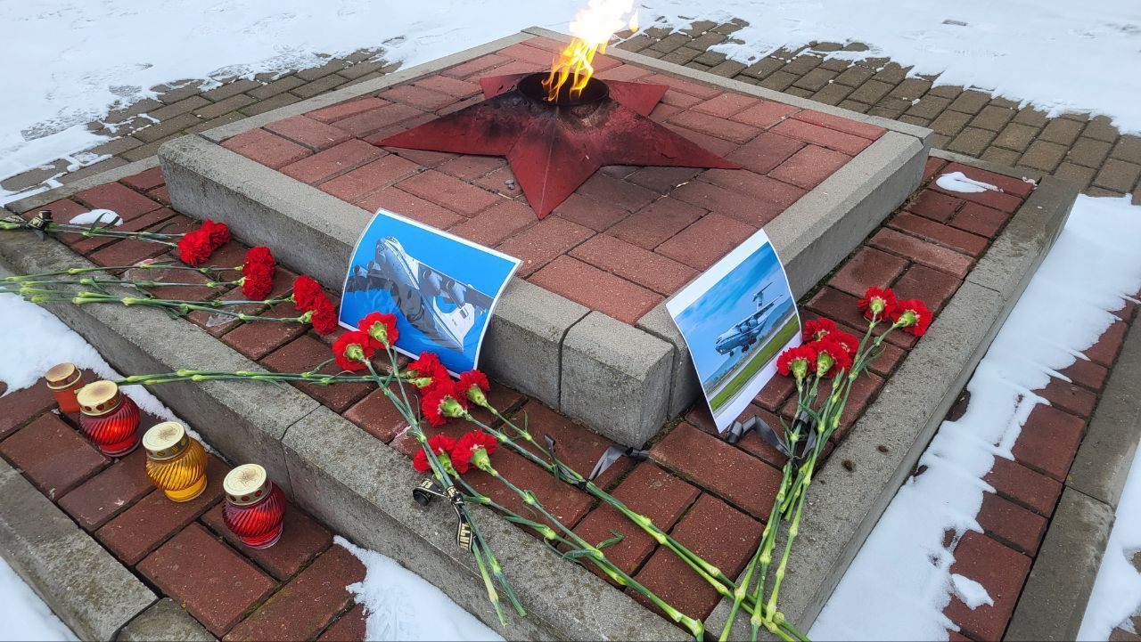 В Яблоново появился стихийный мемориал в память о погибших летчиках