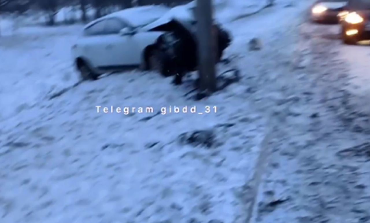 В Белгородской области водитель выезжал с заправки и спровоцировал ДТП