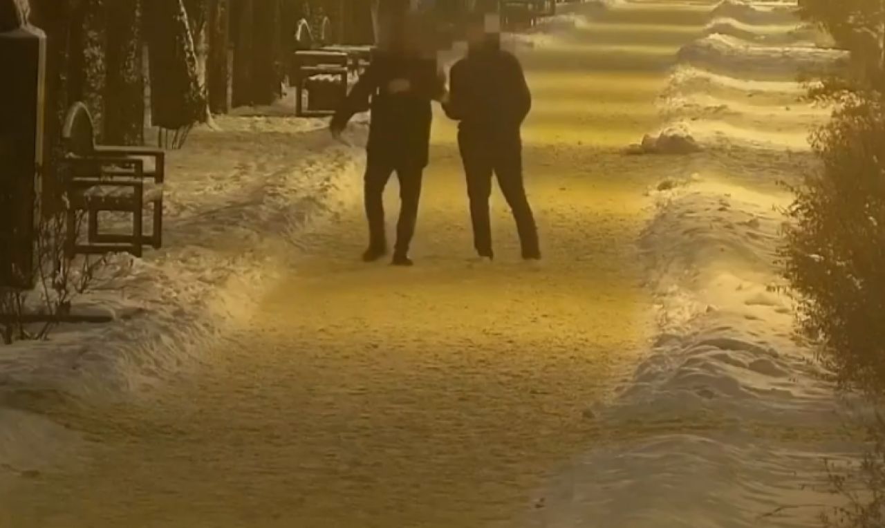 Камеры видеонаблюдения в сизо. Антивандальная камера видеонаблюдения в подъезд. Вырвал камеру. Антивандальная видеокамера для лифта. Школьники лапают на крыше.