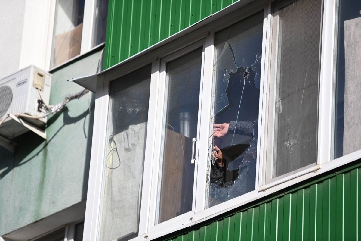 В Белгороде первые окна в пострадавших под обстрелом в среду домах установят на выходных