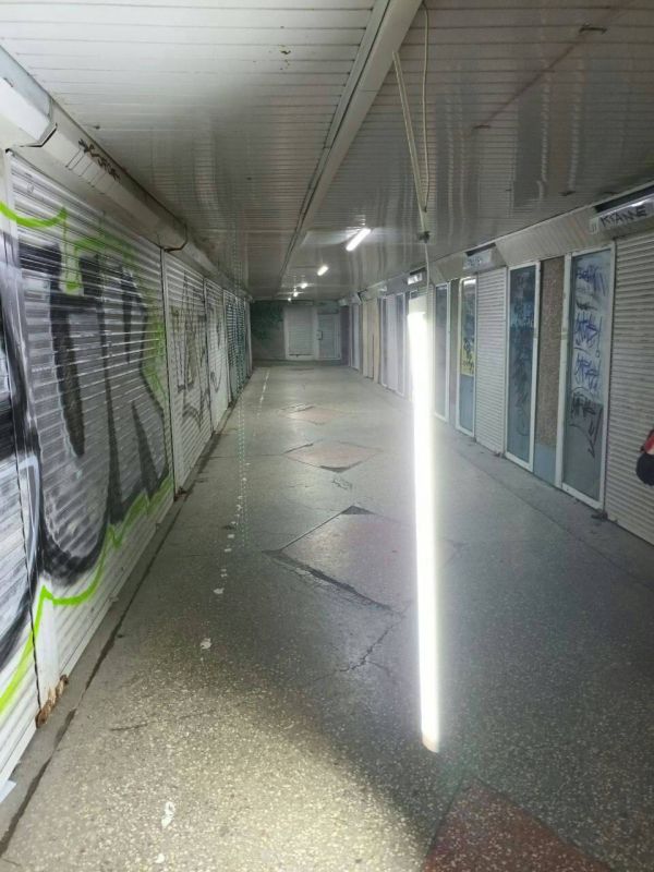 В Белгороде неизвестный джедай оторвал светильник в подземке