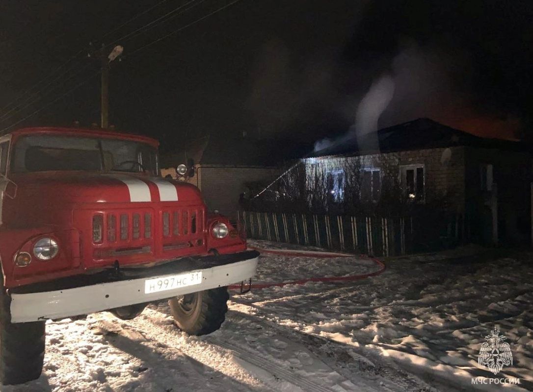 В Белгородской области мужчина и женщина погибли в горящем доме