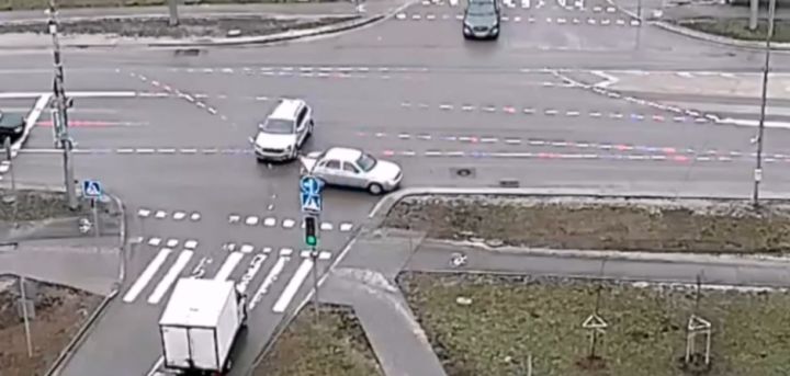 В Белгороде водитель проехал по Щорса на красный свет и попал в ДТП