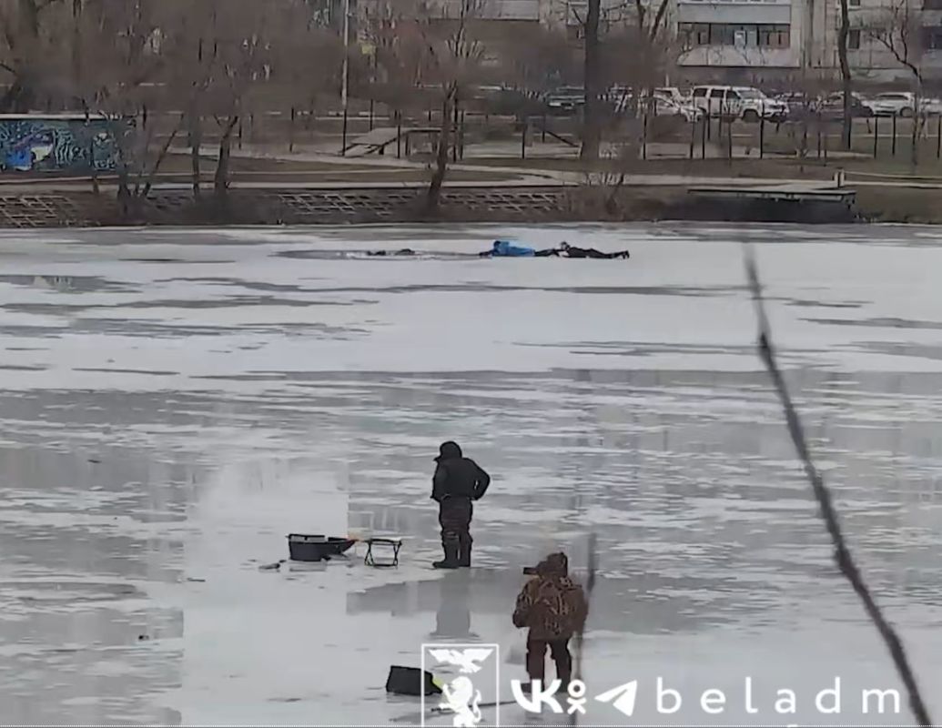 В Белгороде госпитализировали провалившихся под лед мужчин