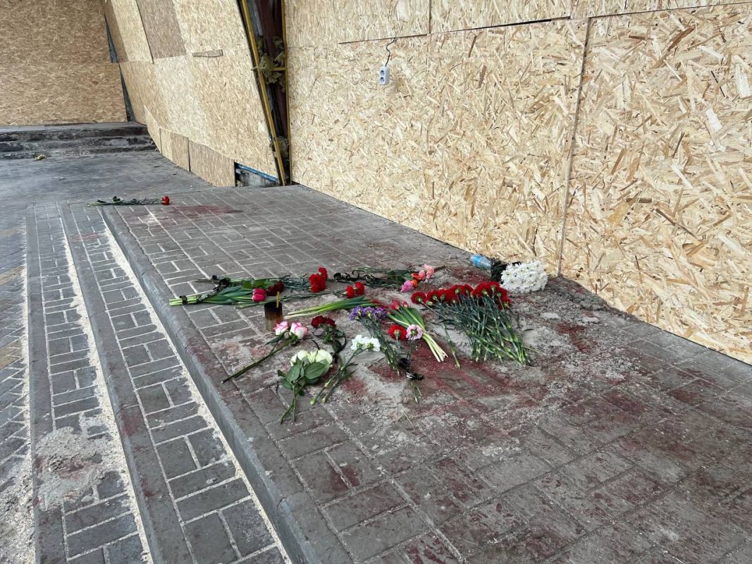 В Белгороде на месте обстрела появился стихийный мемориал