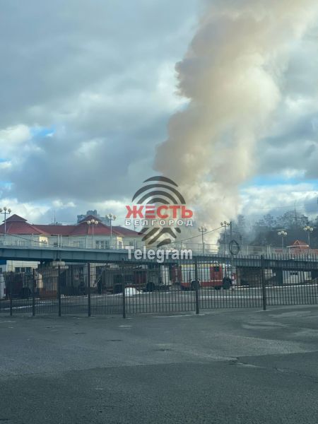 В Белгороде от здания пекарни идет густой дым