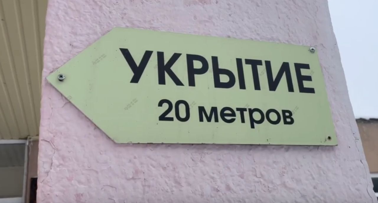 В Белгороде школа оборудовала путь в укрытие через улицу