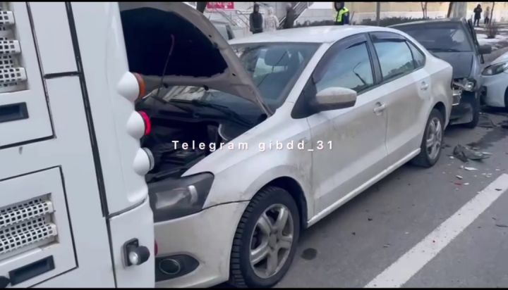 Четыре легковушки и автобус попали в массовое ДТП в центре Белгорода