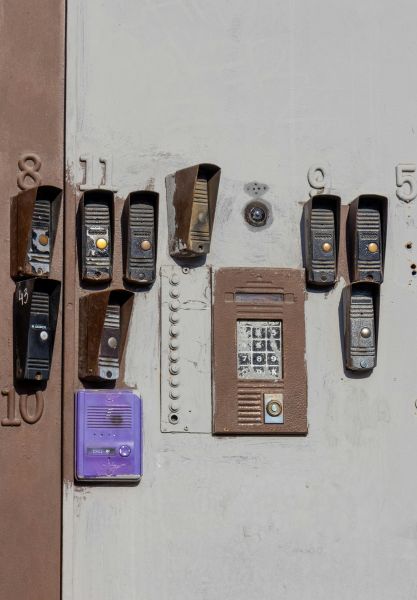 Белгородцам рассказали о принципе работы контроллеров на дверях с домофонами