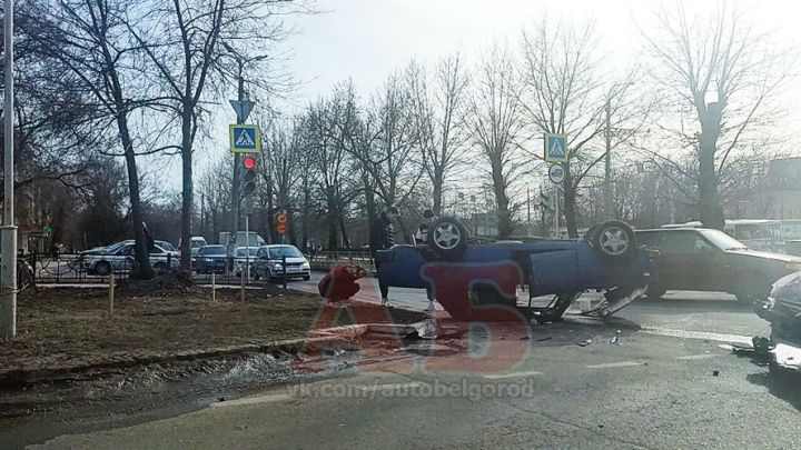 В Белгороде на крупном перекрестке перевернулась легковушка
