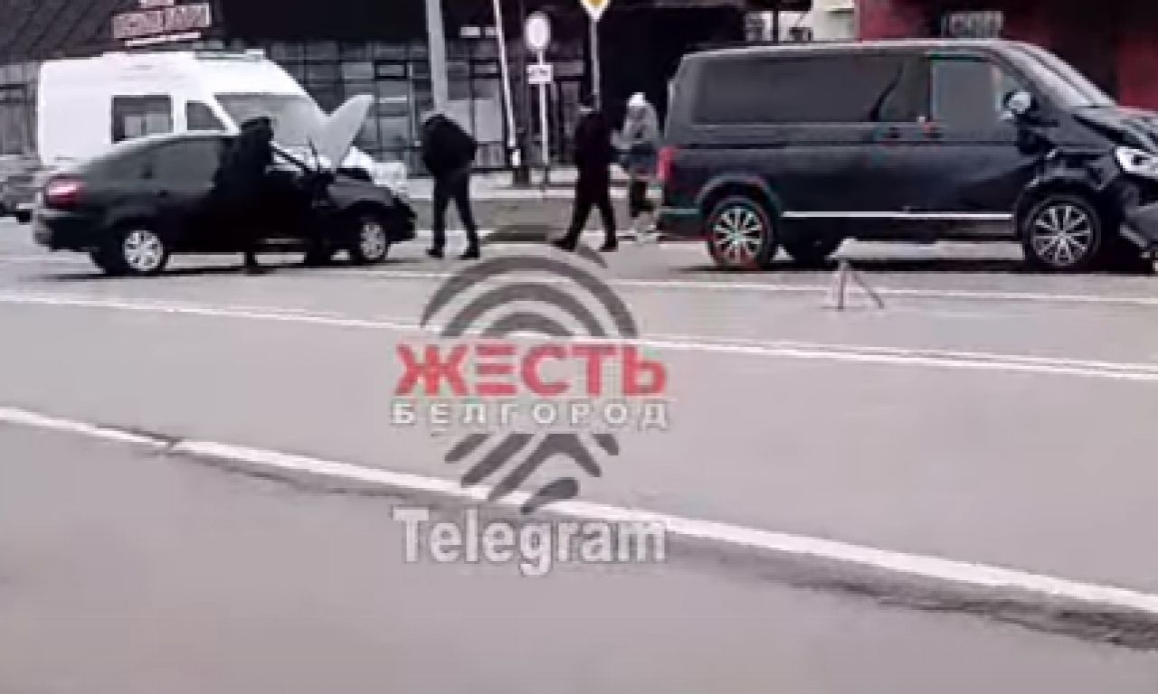 В Стрелецком легковушка подрезала микроавтобус и попала в аварию