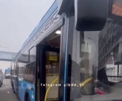 В Белгороде водитель автобуса уронил пассажирку на заколдованной дороге