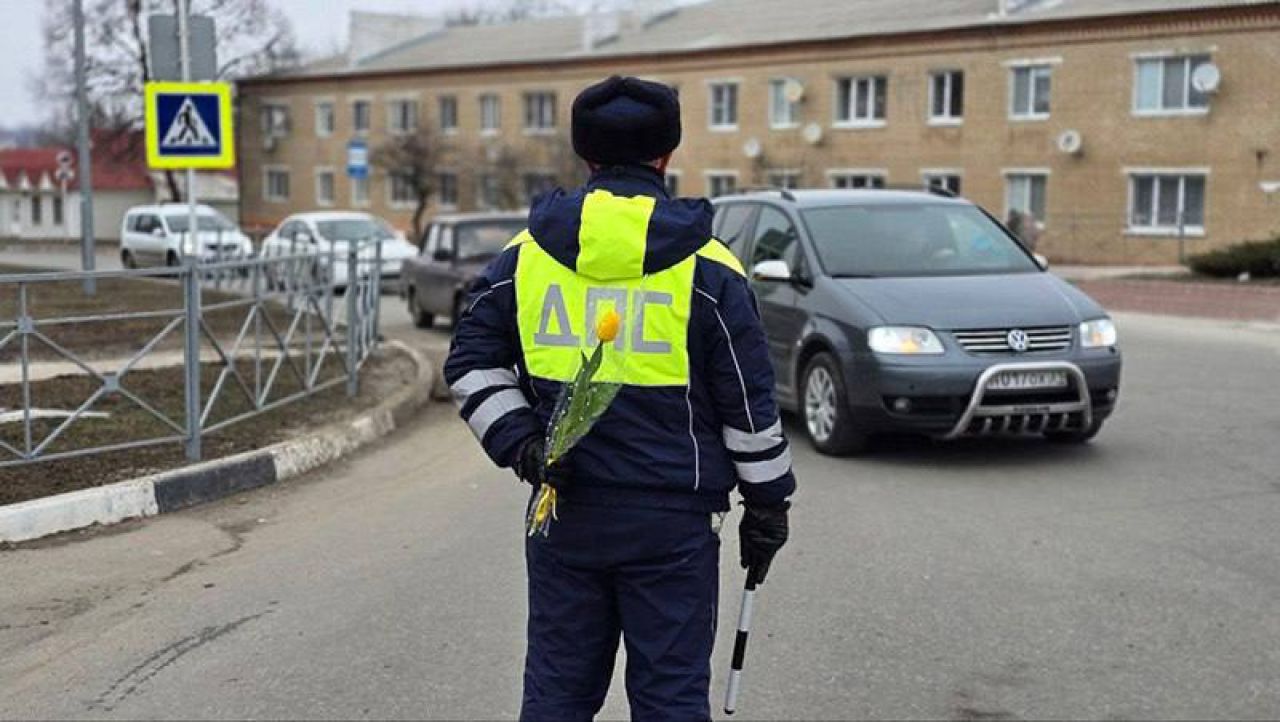 Цветочный патруль поздравляет автомобилисток с 8 Марта