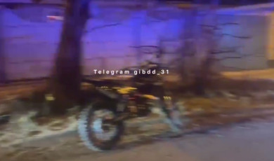 В Белгороде мотоциклист врезался в фонарный столб