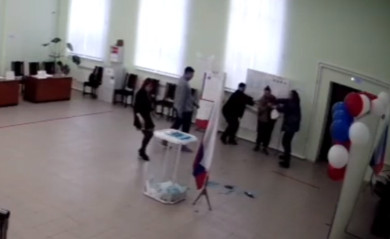 В Белгородской области женщина залила зеленкой ящик для голосования