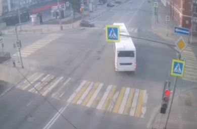 В центре Белгорода легковушка попала под автобус во время сигнала ракетной опасности