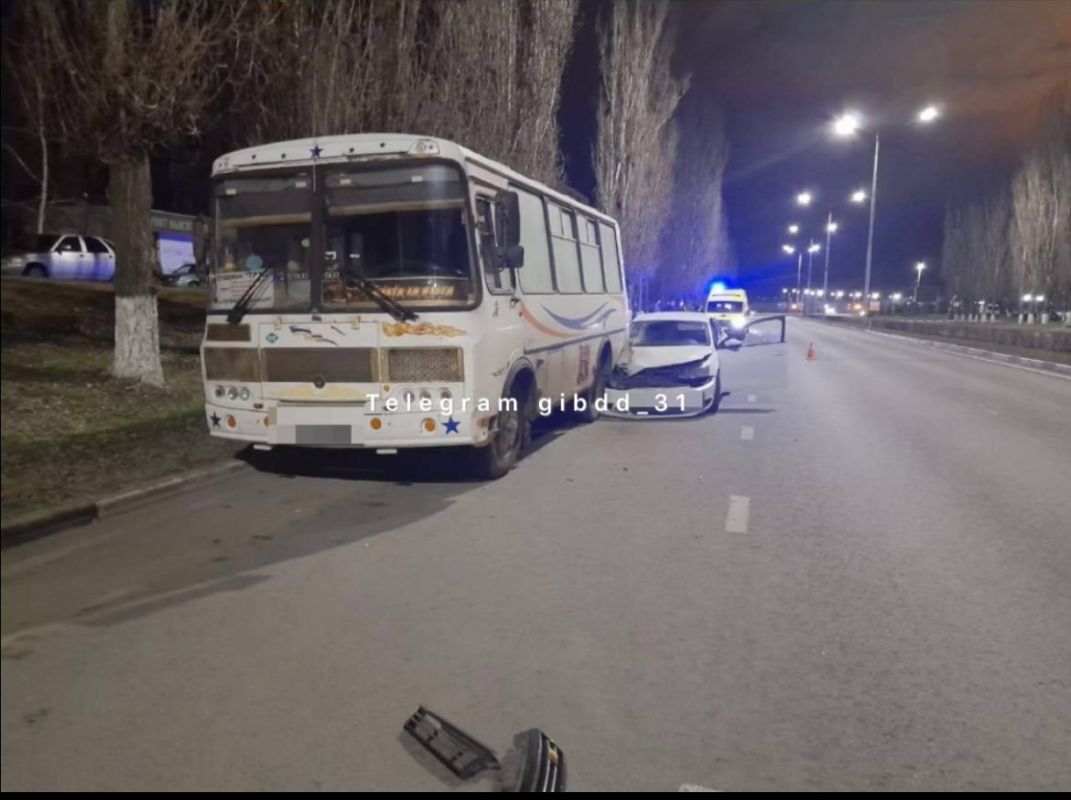 В Старом Осколе иномарка с компанией молодежи въехала в «ПАЗик»