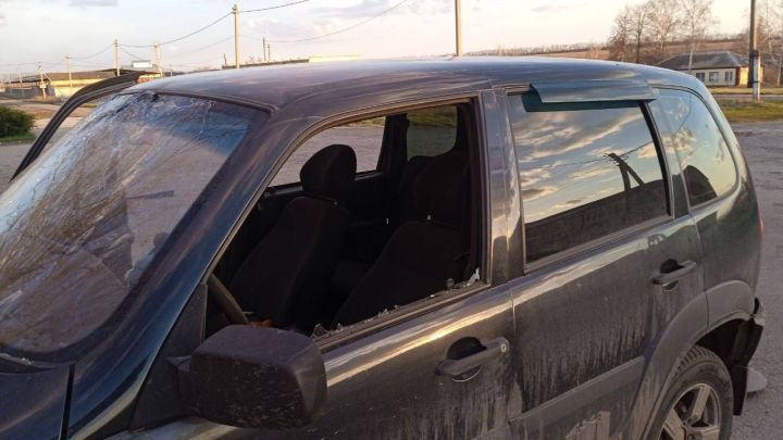 ВСУ сбросили взрывное устройство на автомобиль в Красном