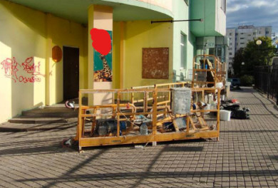 В Белгороде школьник оставил каракули на фасаде студии рисования