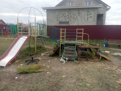 Какие времена, такие и игры: дети соорудили укрытие на игровой площадке