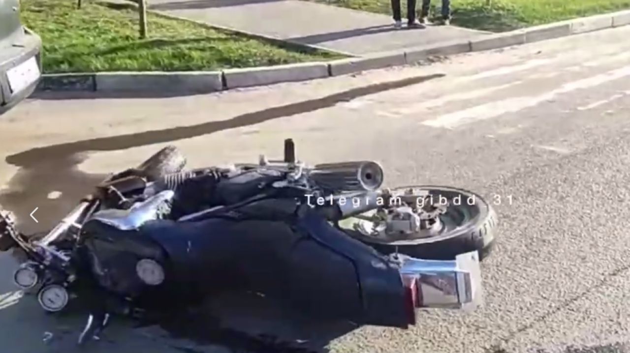 В Старом Осколе мотоциклист влетел в женскую машину