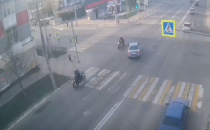 В центре Белгорода машина сбила мопед