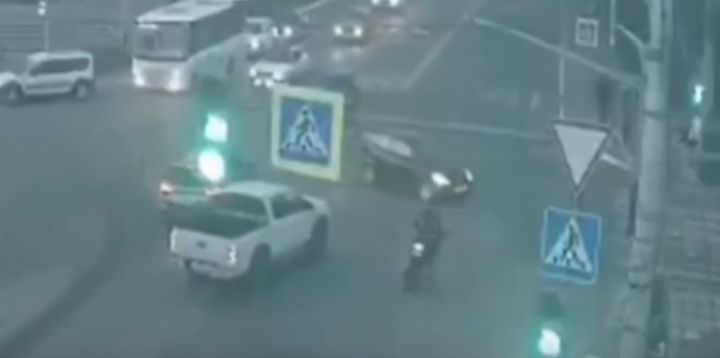В центре Белгорода легковушка сбила мотоцикл — водитель улетел на тротуар
