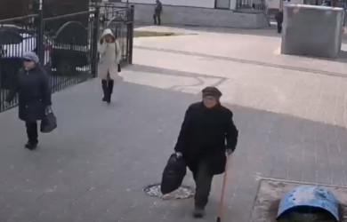 В Белгороде пенсионерка кошмарит клюкой городские камеры