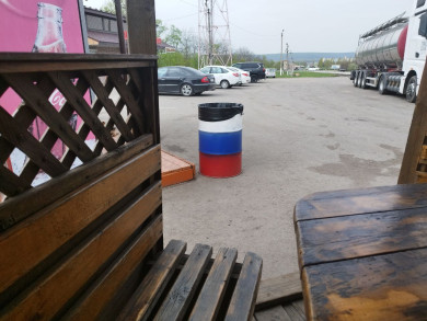 В Новооскольком горокруге мусорный бак покрасили в цвета российского триколора