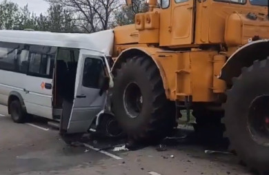 В Белгородской области столкнулись автобус и трактор – один человек погиб