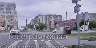 В Белгороде легковушка вылетела на газон на пересечении Есенина и Щорса